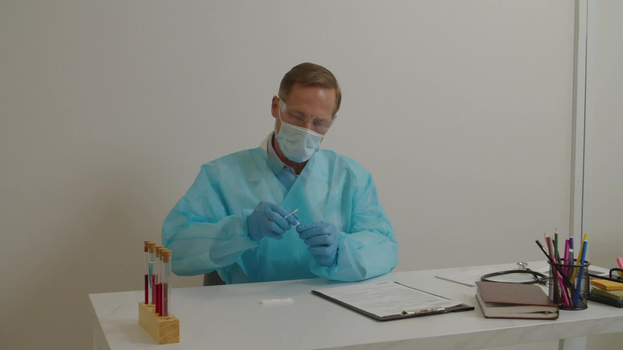 防护服医务人员在实验室进行冠状病毒PCR检测。视频素材
