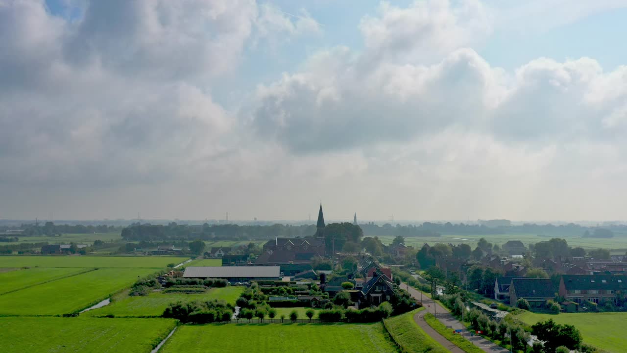 典型的荷兰圩田景观和荷兰村庄视频下载