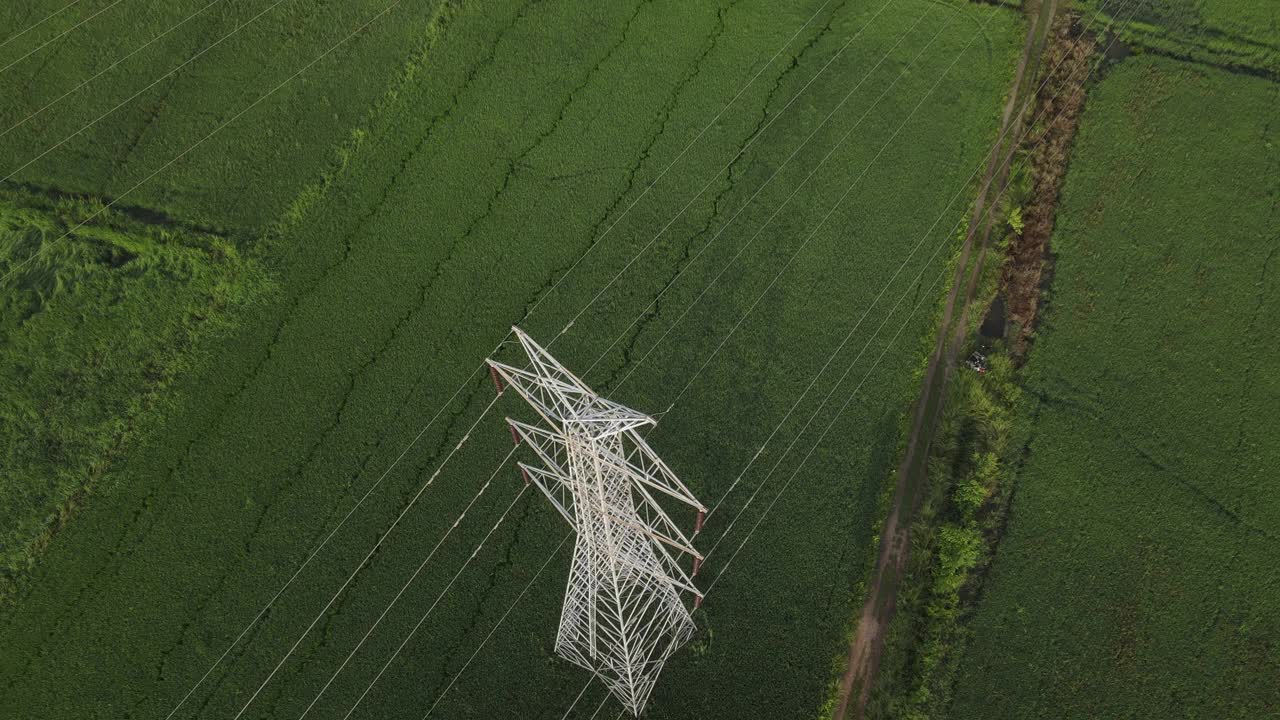 从空中鸟瞰图的电力塔在早上视频素材