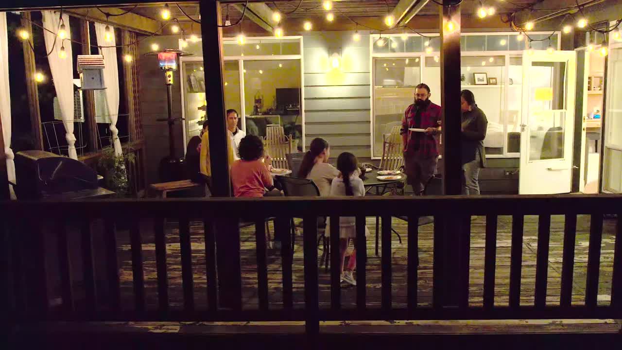 家人和朋友在后院用餐视频下载