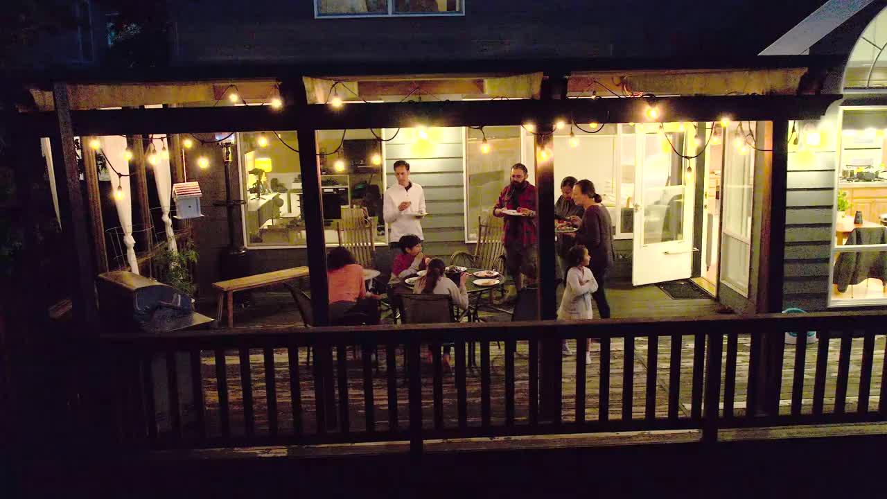 家人和朋友在后院聚餐视频素材