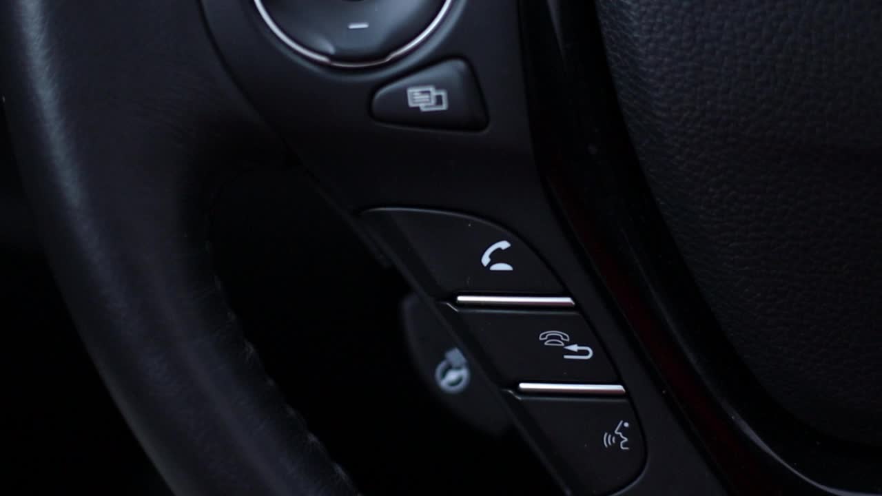 SRC -源在一辆现代汽车上的多功能方向盘视频素材