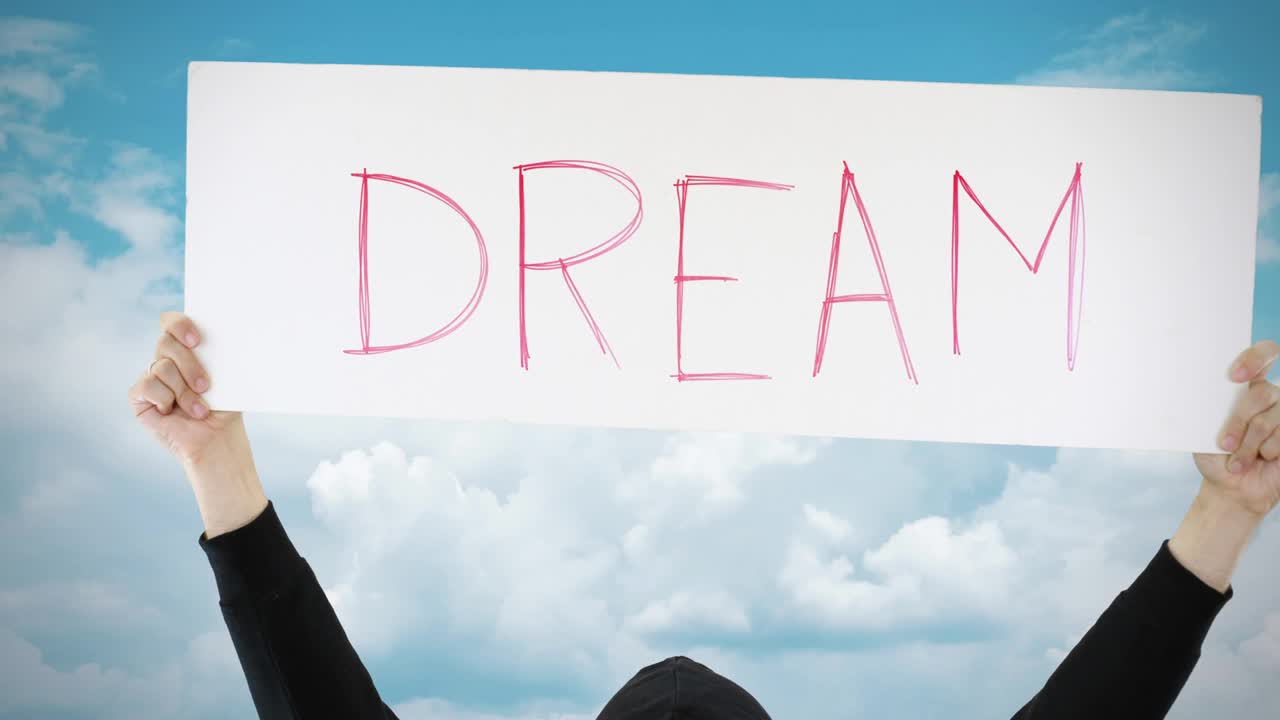 梦想的文字在一个标语牌上对着天空视频下载
