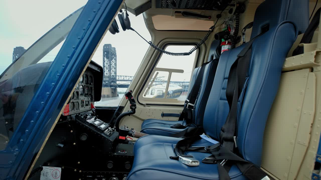 旧直升机驾驶舱的内部视图。移动相机视频素材