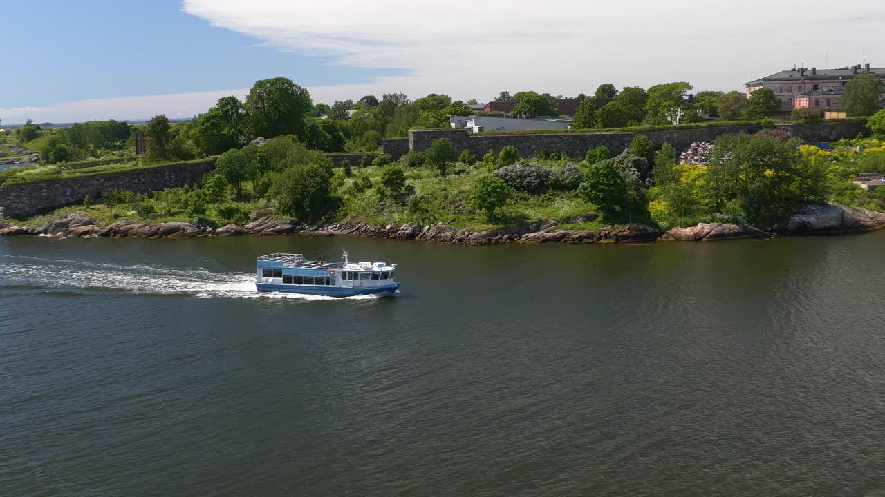 一艘游船在赫尔辛基附近航行的田园诗般的照片。视频素材