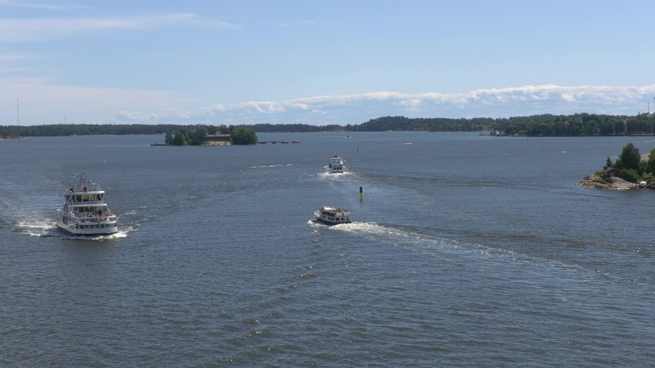 令人惊叹的赫尔辛基和沿海岛屿之间的轮渡交通。视频下载