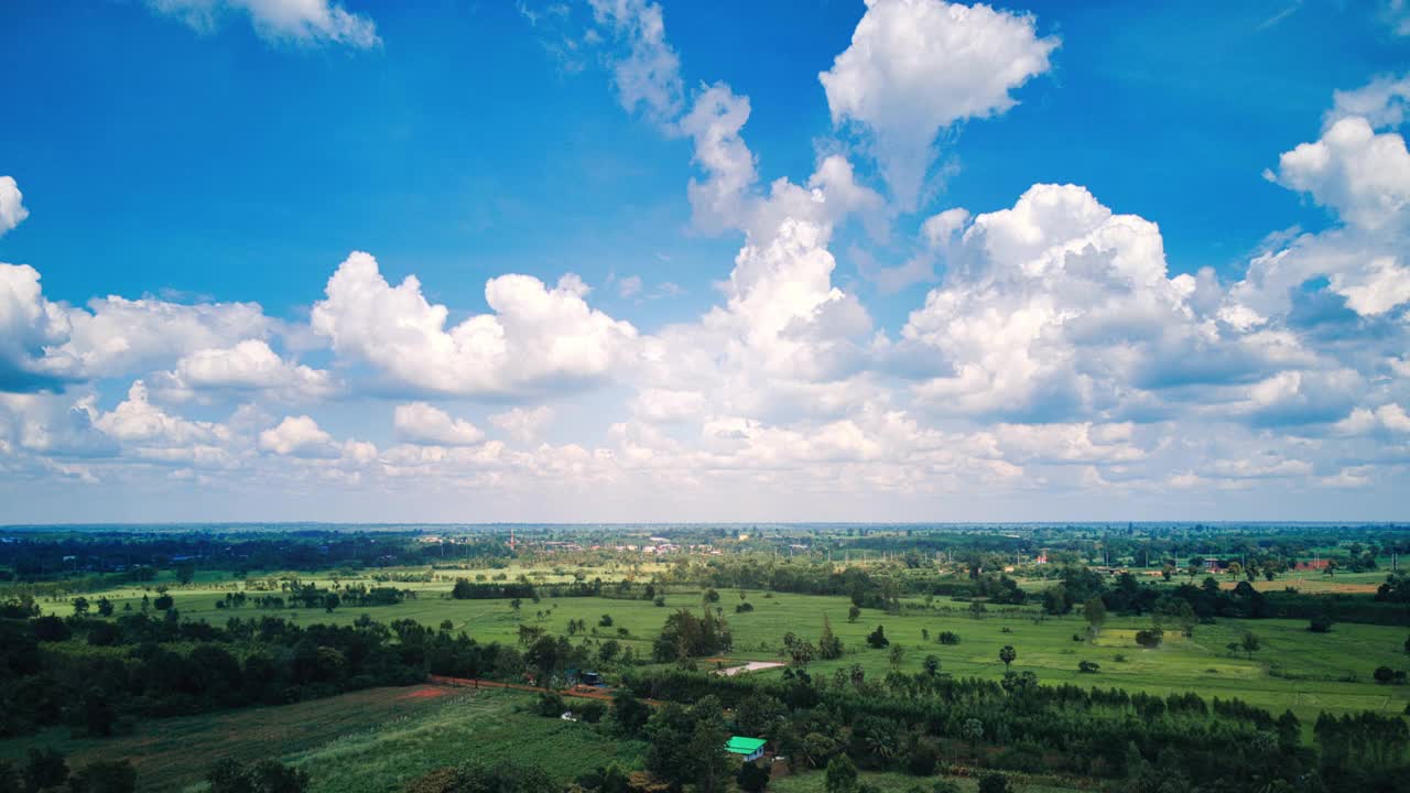 美丽的绿色农业社区和工厂在一个美丽的多云天。视频下载