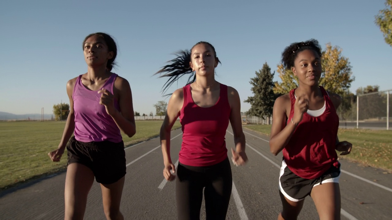 十几岁的女孩在跑道上锻炼视频下载