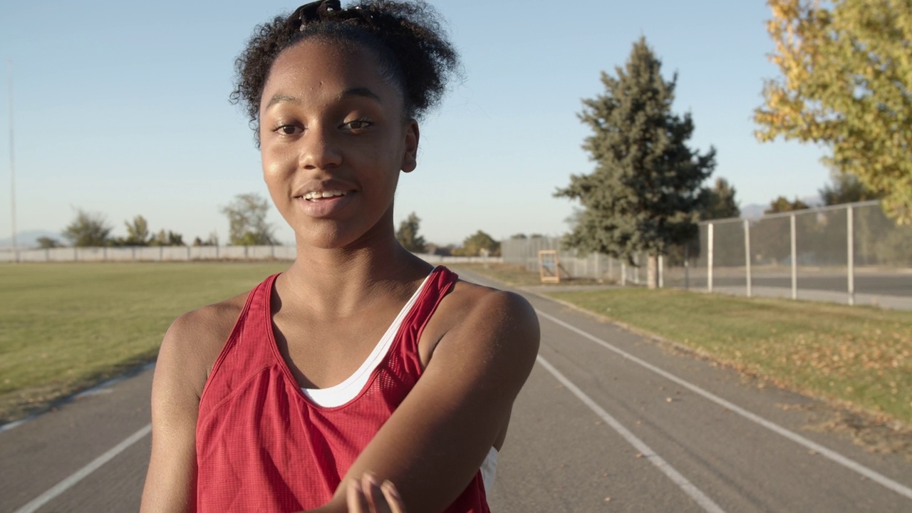 十几岁的女孩准备在跑道上比赛视频下载