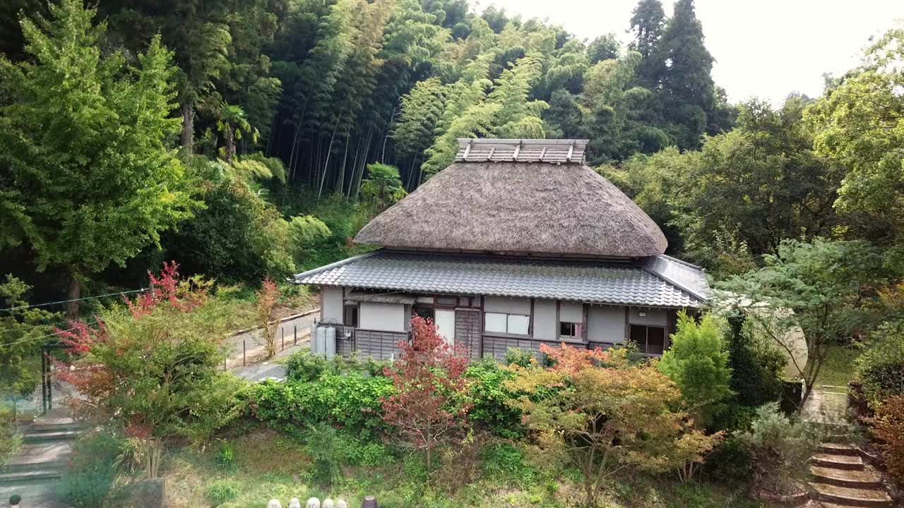 鸟瞰图的传统老式日本房子与稻草屋顶在农村视频下载