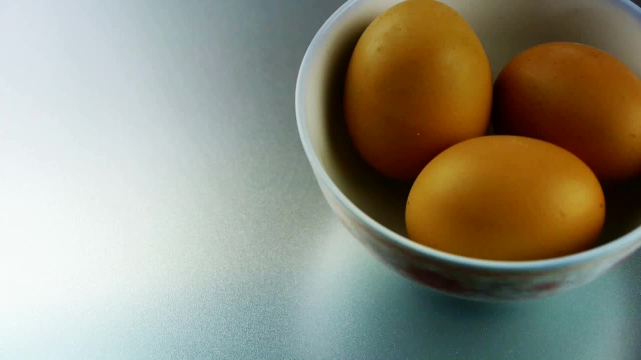 鸡蛋在碗里。视频素材