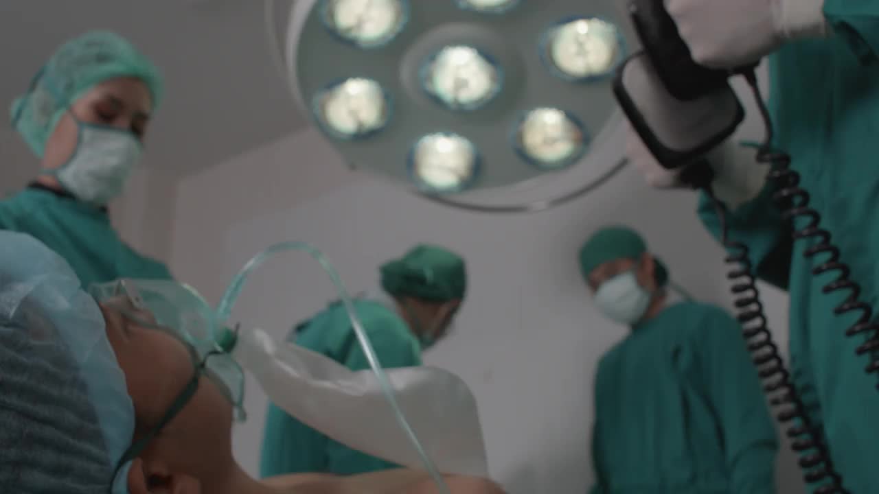 医生使用除颤器治疗病人。视频下载