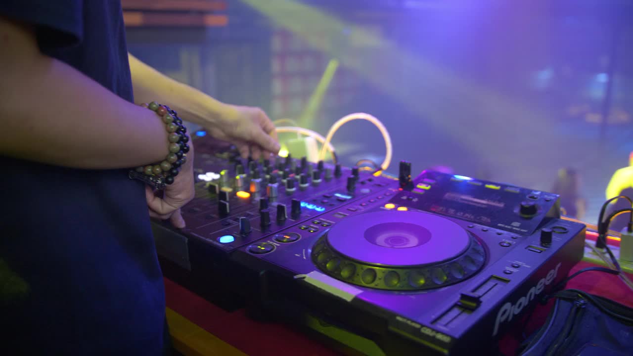 DJ在舞台上播放电控音响设备或转盘视频素材