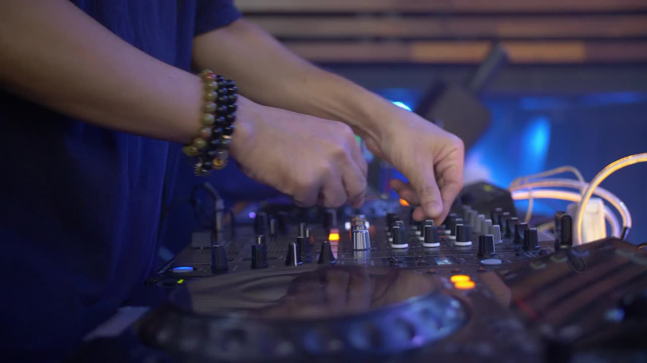 DJ在俱乐部混音和跳舞音乐视频素材