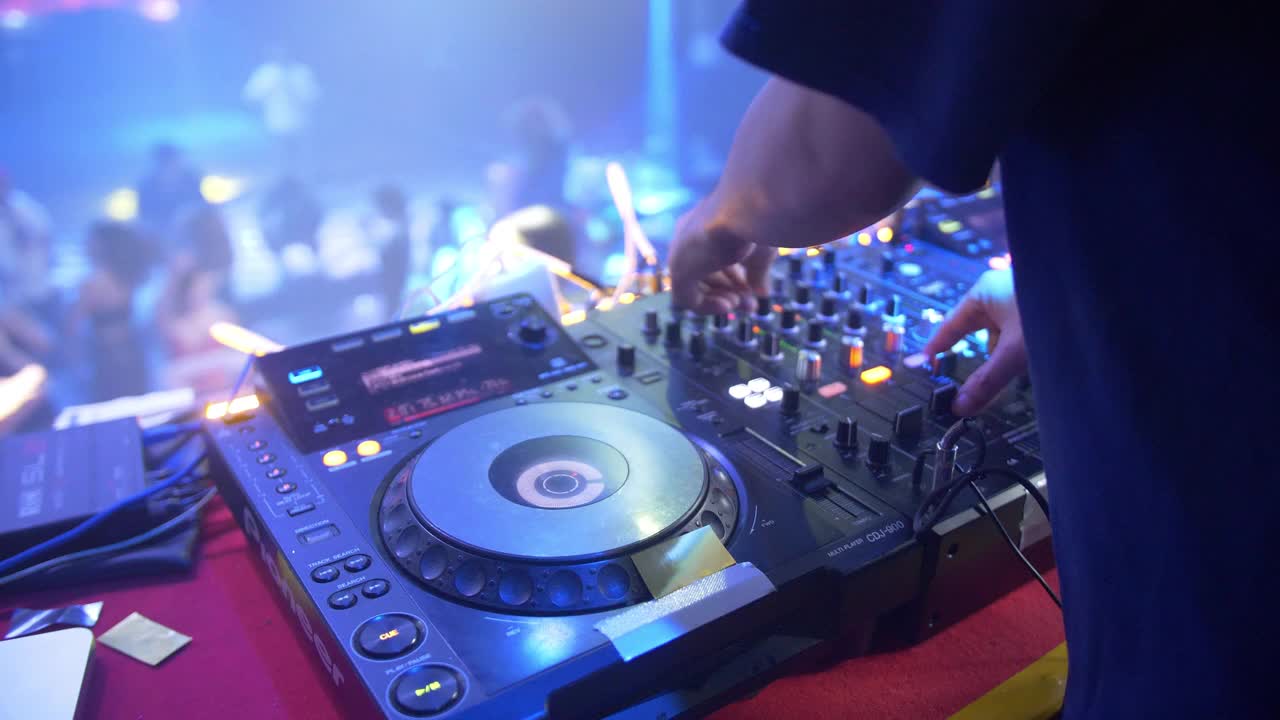 DJ在夜总会演奏音乐视频素材