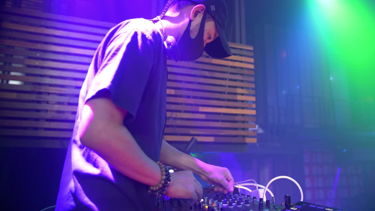 DJ在俱乐部混音和跳舞音乐视频素材