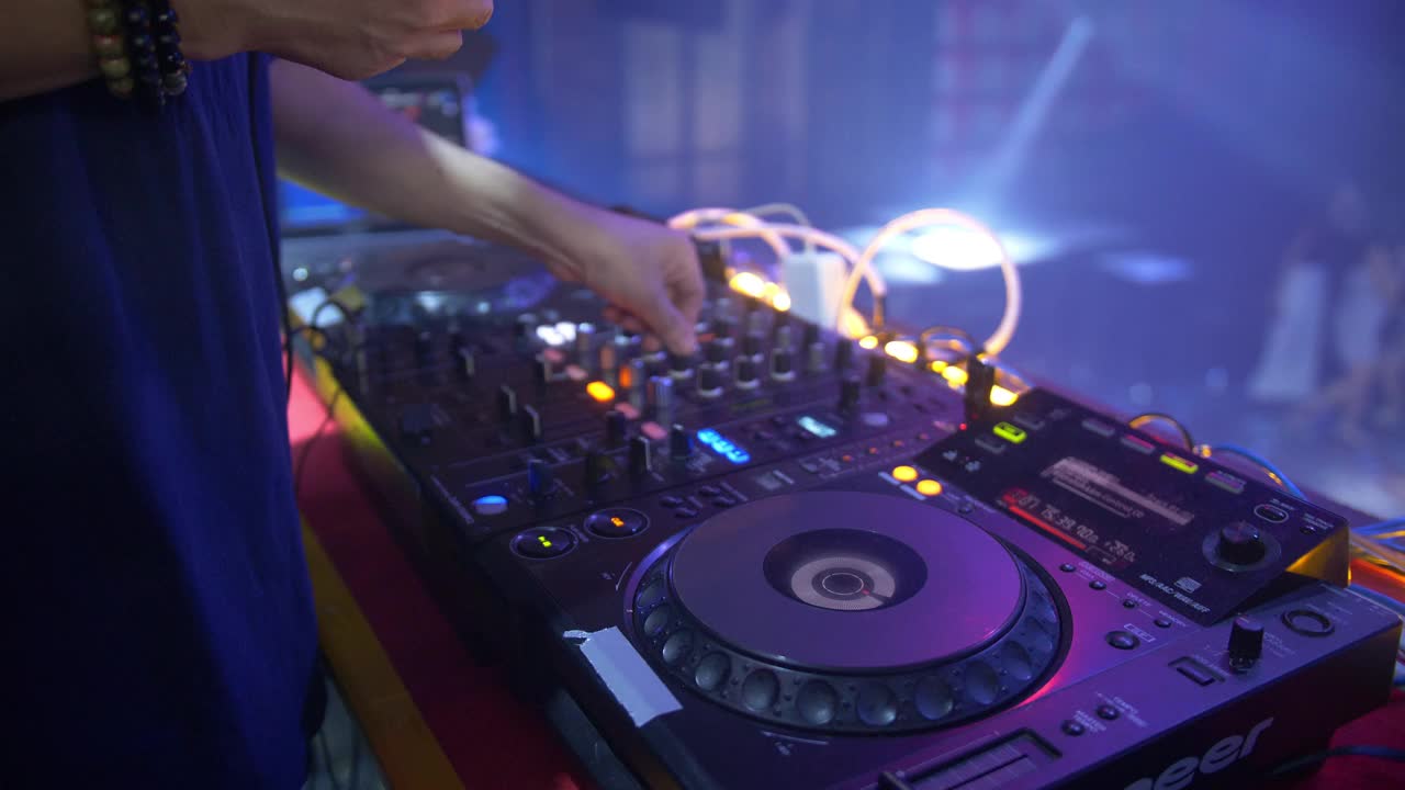 DJ在夜总会使用混音控制台视频素材