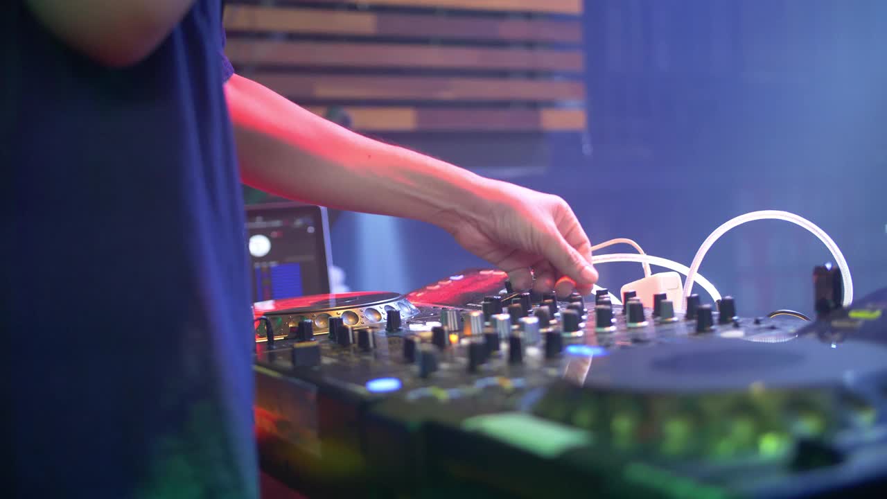 DJ在夜总会使用混音控制台视频素材