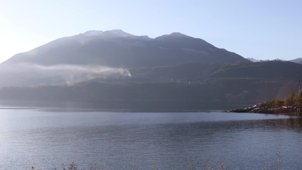 库特奈湖在冬日阳光下的风景视频素材