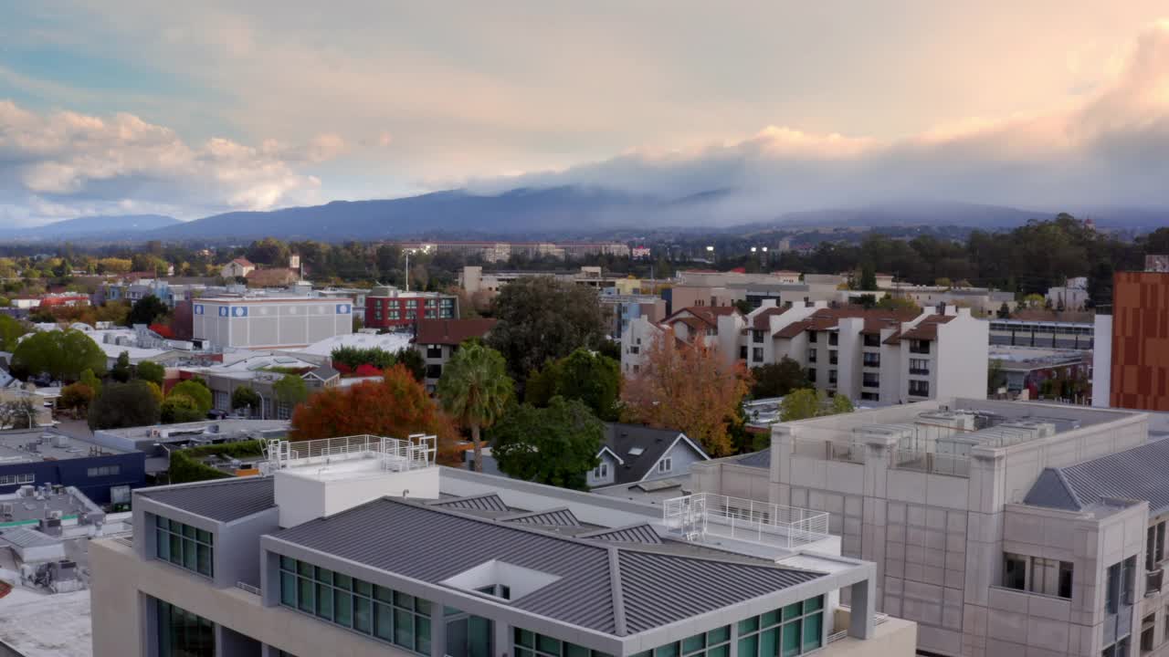 加州帕洛阿尔托市中心的鸟瞰图。视频下载