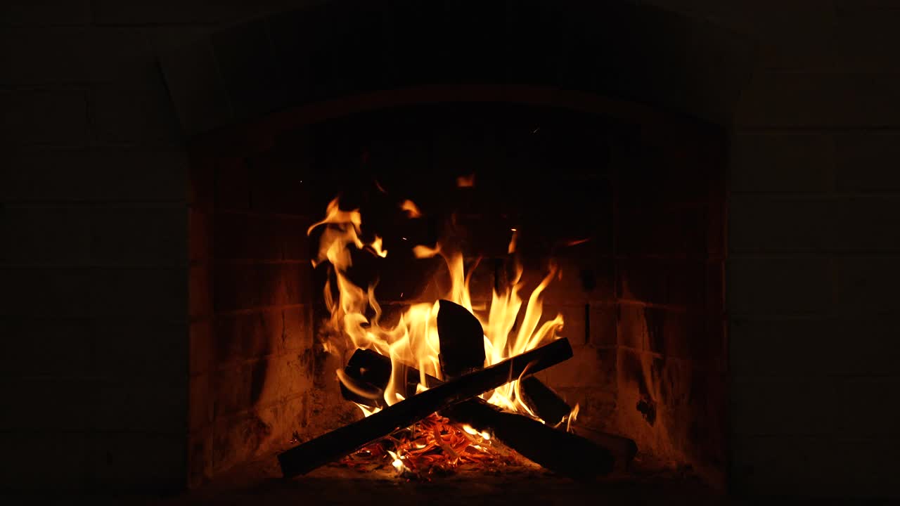 壁炉里燃烧的火。一个中型火焰壁炉的环形夹子视频素材