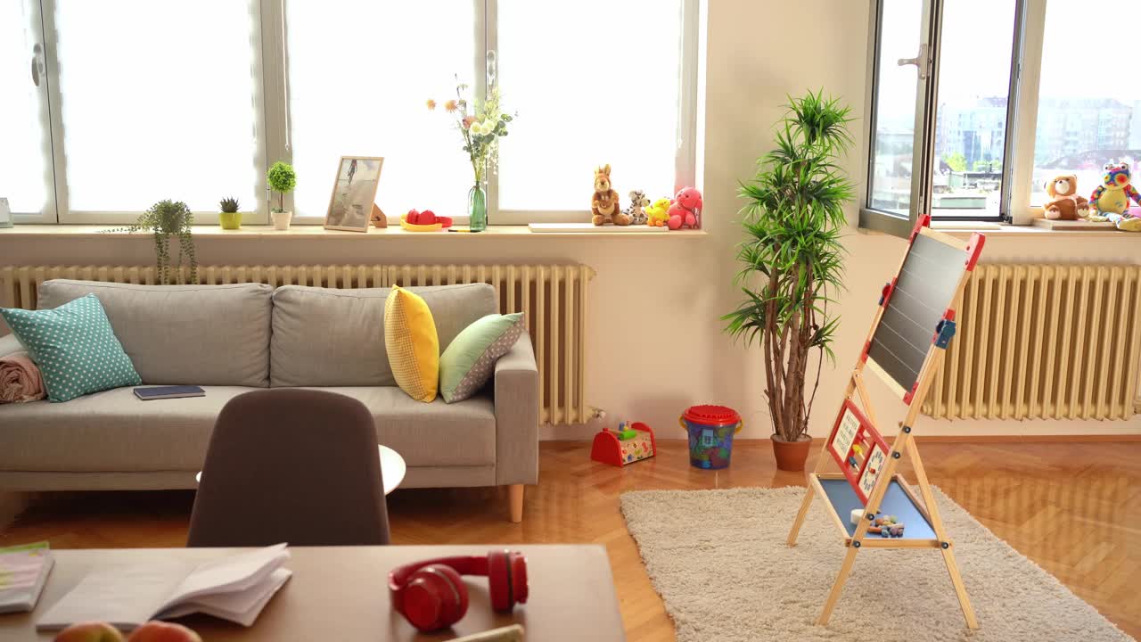 一室公寓，厨房，餐桌，沙发和孩子玩具视频下载