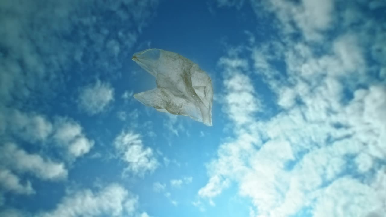 SLO MO透明的塑料袋飞越天空视频素材