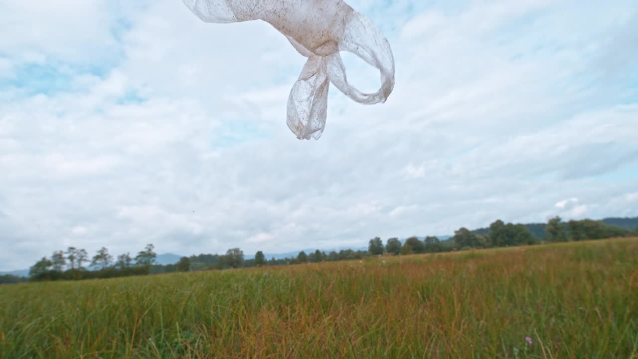 清晰的塑料袋在空中飞舞视频素材