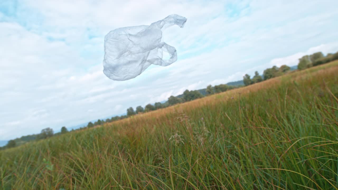 SLO MO塑料袋随风飘过草地视频素材
