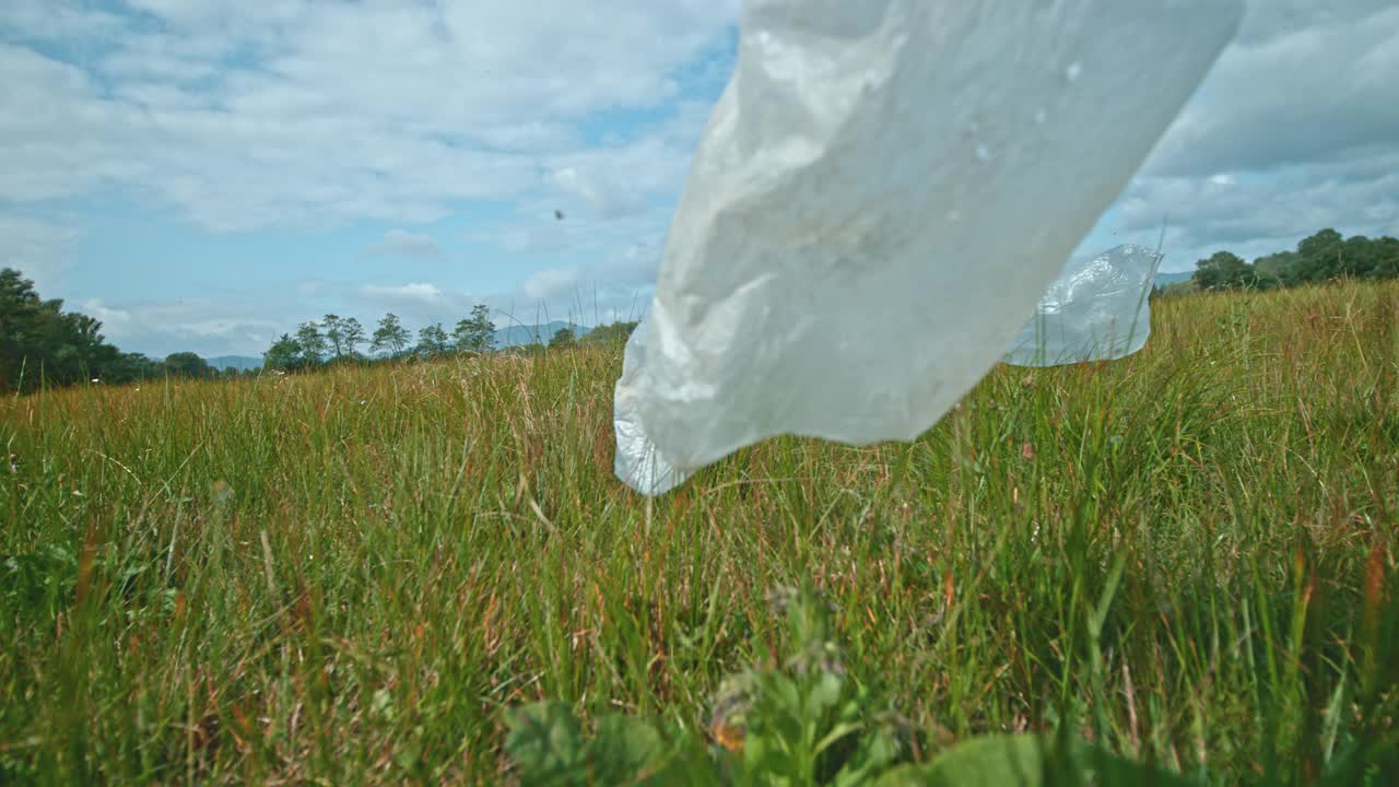 透明的塑料袋被风吹过草地视频素材