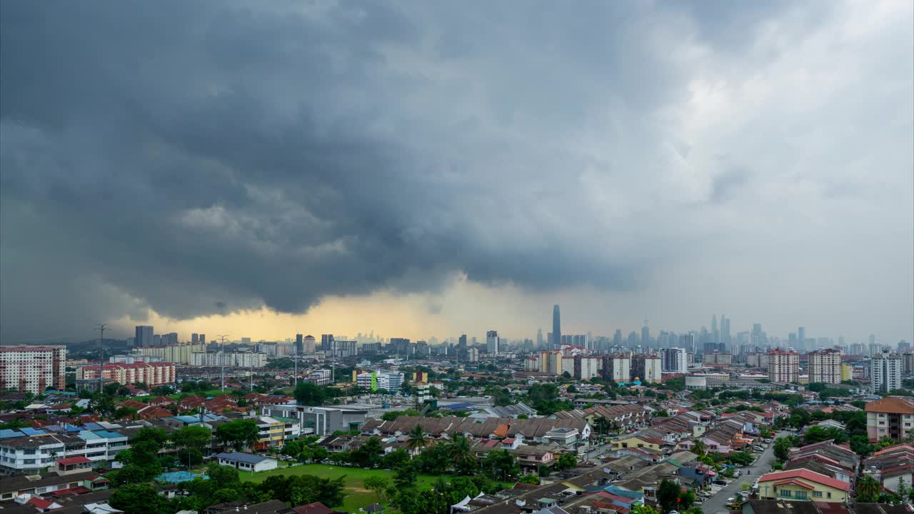4K马来西亚吉隆坡市区多云和季风季节的时间推移。视频下载