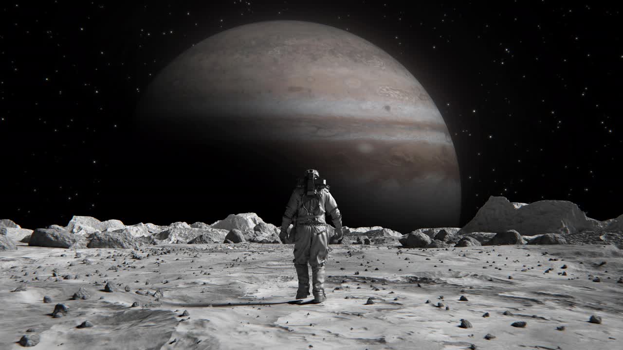 勇敢的宇航员穿着宇航服在月球上自信地走向布满岩石的木星。第一位登上月球表面的宇航员。人类的重大时刻。先进技术，太空探索/旅行，殖民概念。视频下载