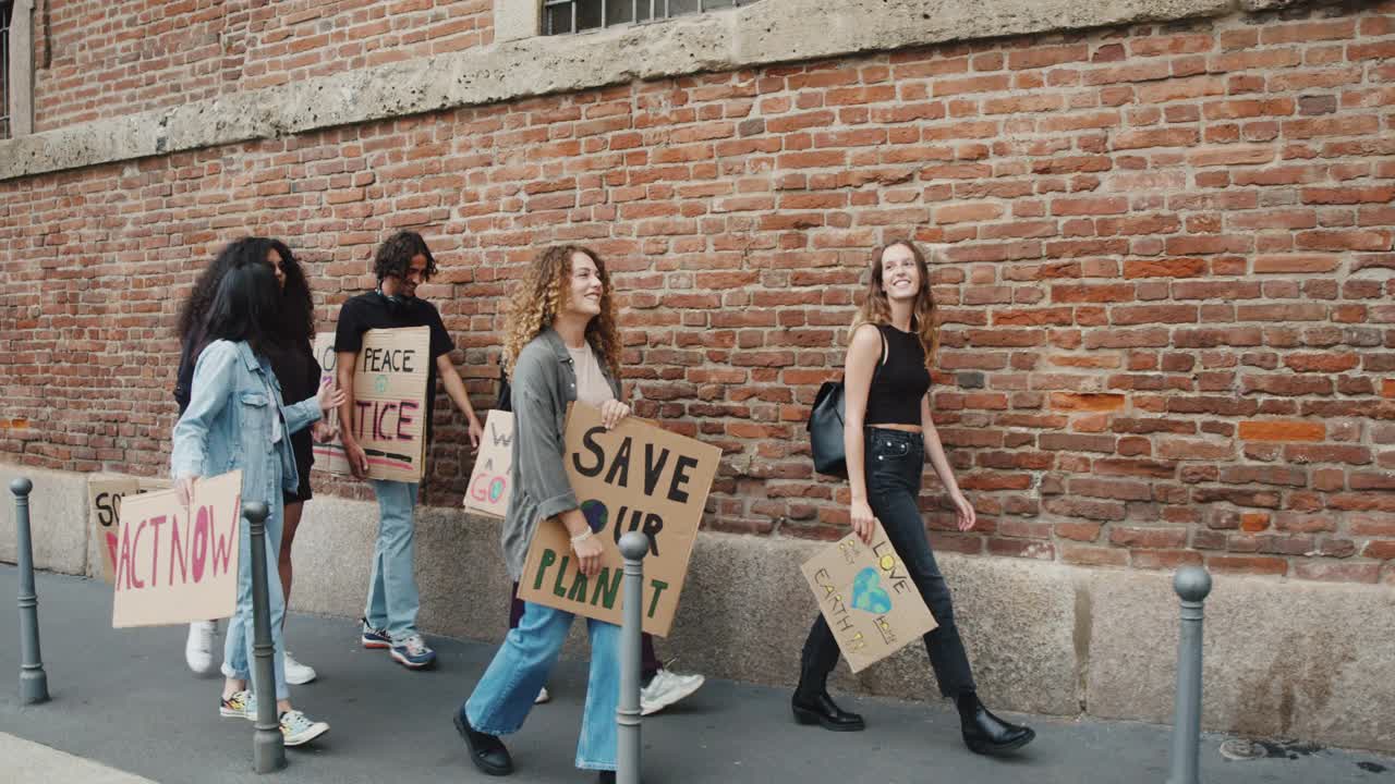 人们在参加反对气候变化的游行时举着横幅标语视频素材