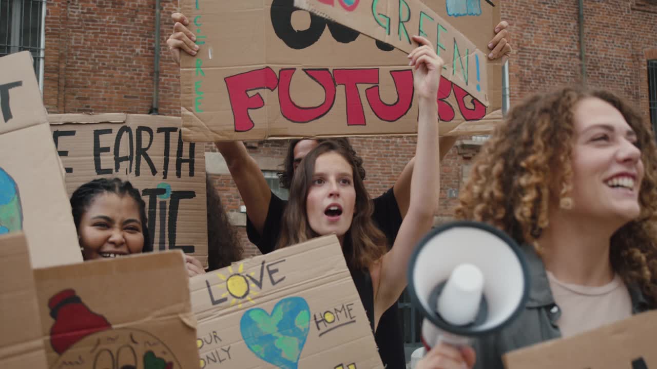 一群年轻人正在一起游行，抗议气候变化视频素材