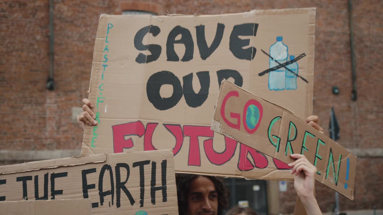 一群年轻人正在一起游行，抗议气候变化视频素材