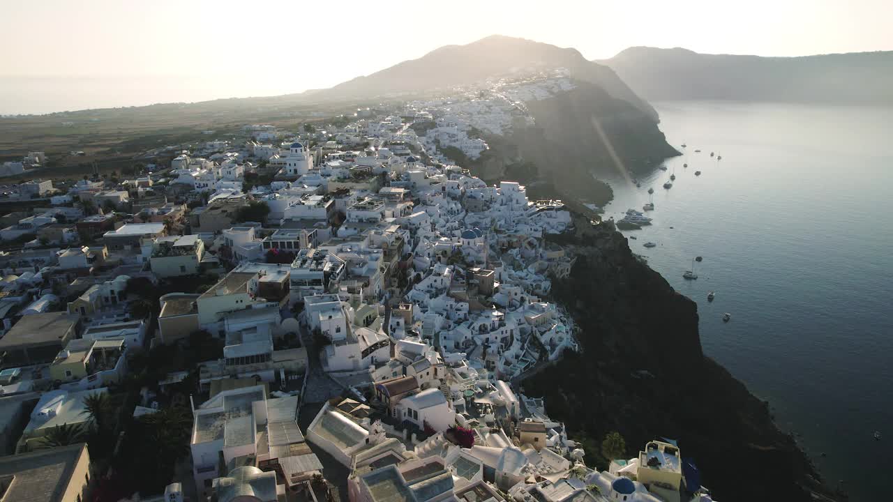 希腊圣托里尼岛伊亚村的鸟瞰图视频下载