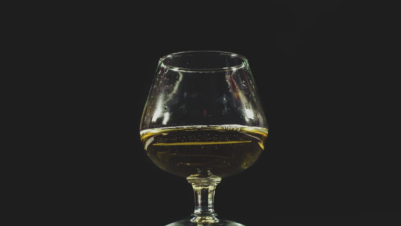 在烈性酒精饮料中加入冰块，玻璃杯中倒入白兰地、威士忌视频下载