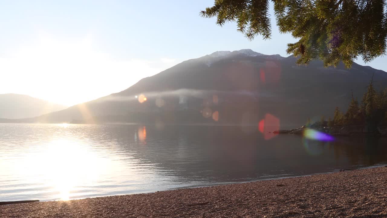 库特奈湖在冬日阳光下的风景视频素材