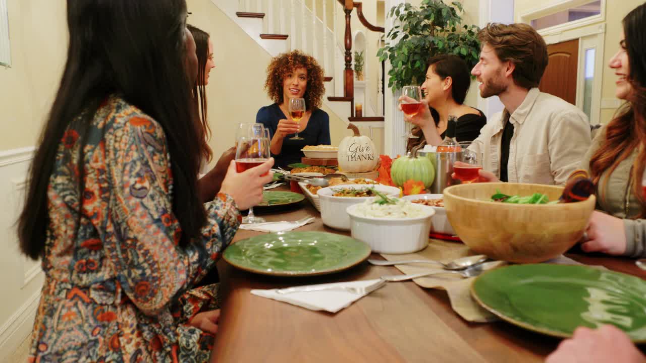 朋友们一起庆祝感恩节晚餐视频下载