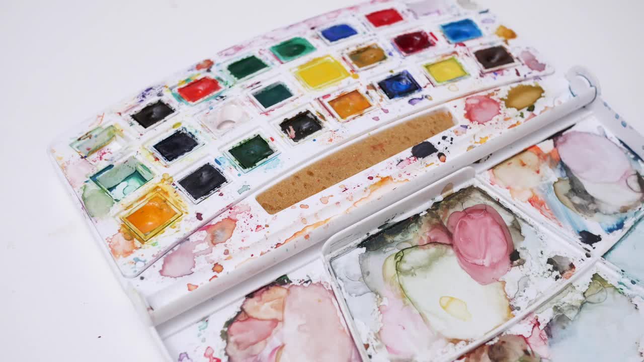 一张插图画家用水彩颜料和调色板画的桌子视频下载