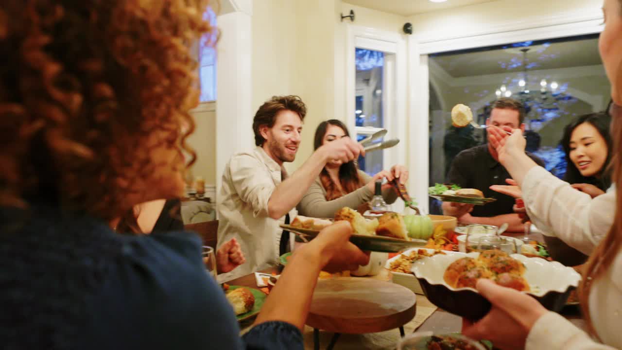 朋友们一起庆祝感恩节晚餐视频素材