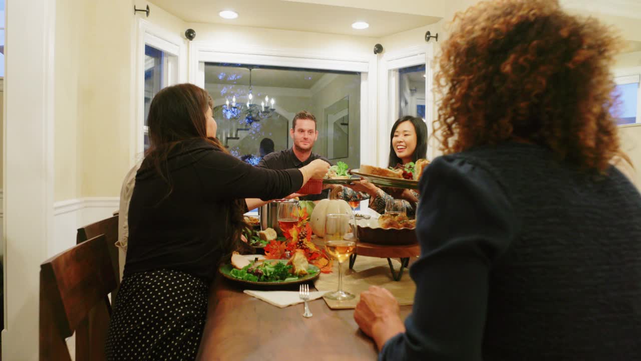 朋友们一起庆祝感恩节晚餐视频素材
