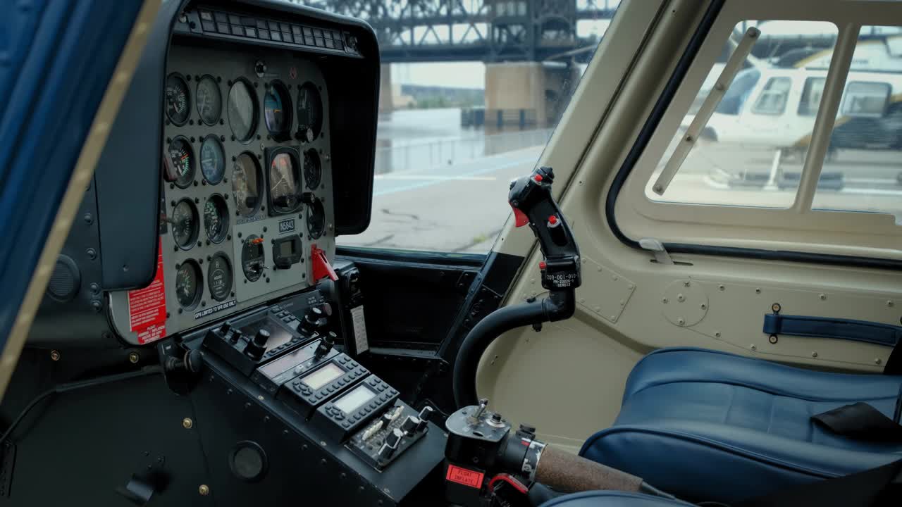 旧直升机驾驶舱的内部视图。移动相机镜头视频素材