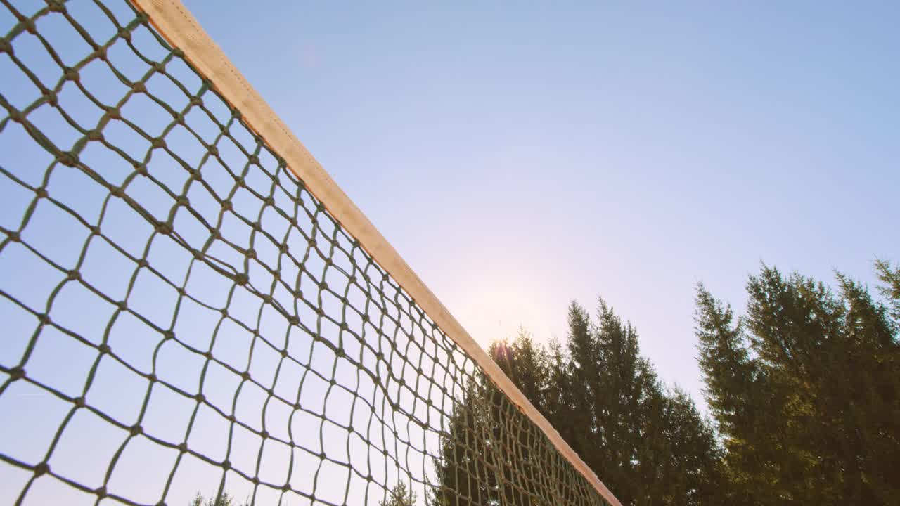 网球运动员在一个阳光明媚的日子里打完双打后互相握手视频素材