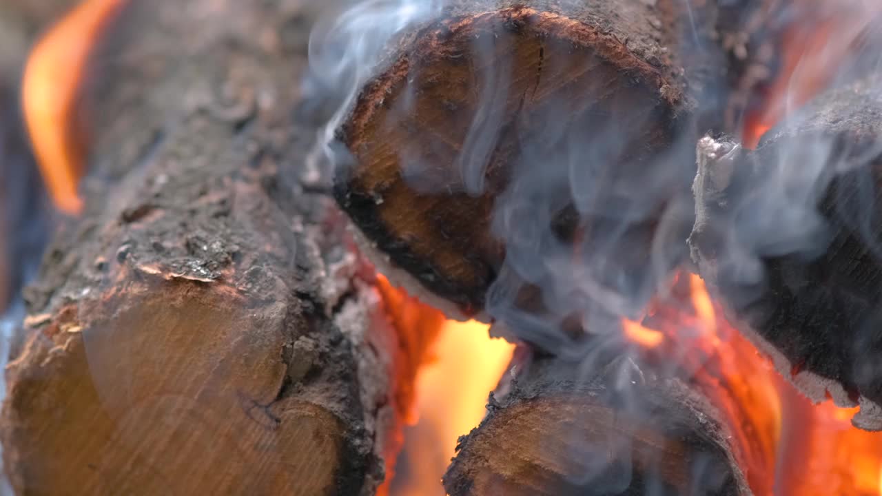 近距离的明亮燃烧的木头与黄色炽热的火焰视频素材
