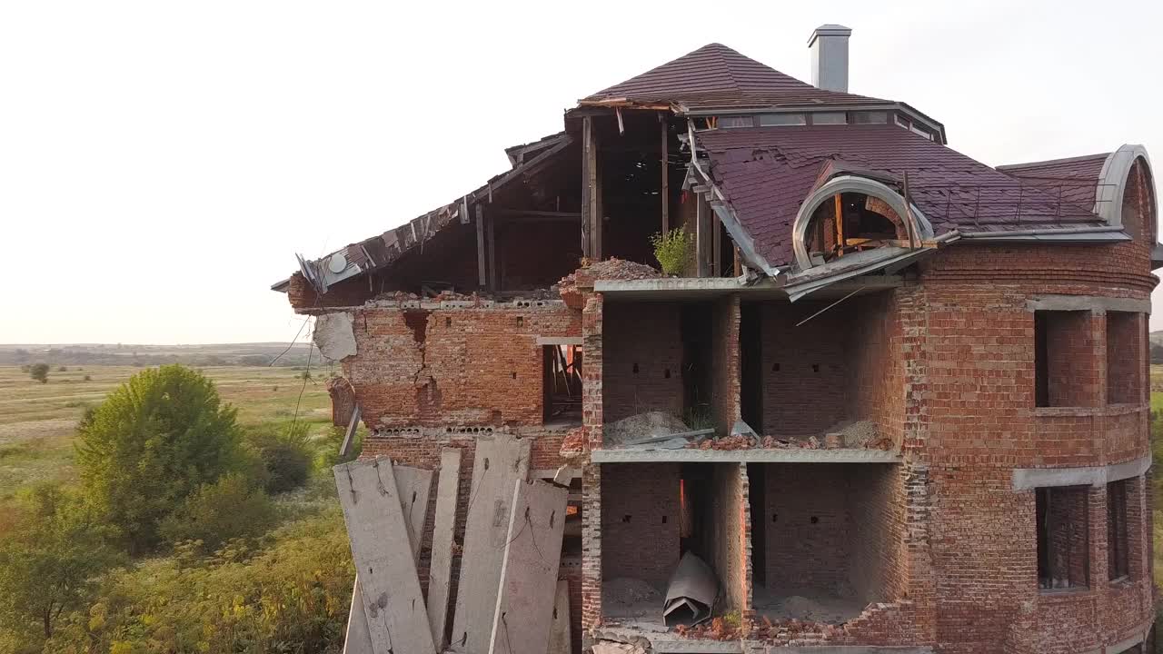 鸟瞰图的旧建筑物废墟后的地震。倒塌的砖房视频素材