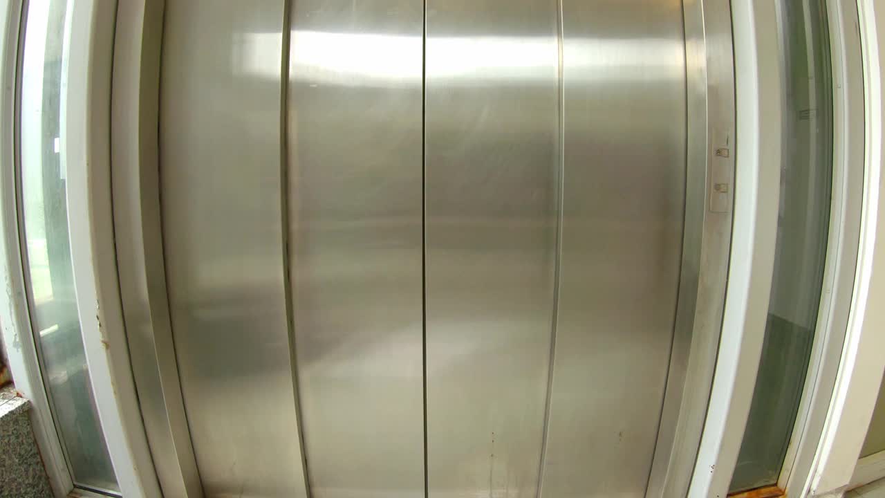一个残疾人从电梯里出来视频下载