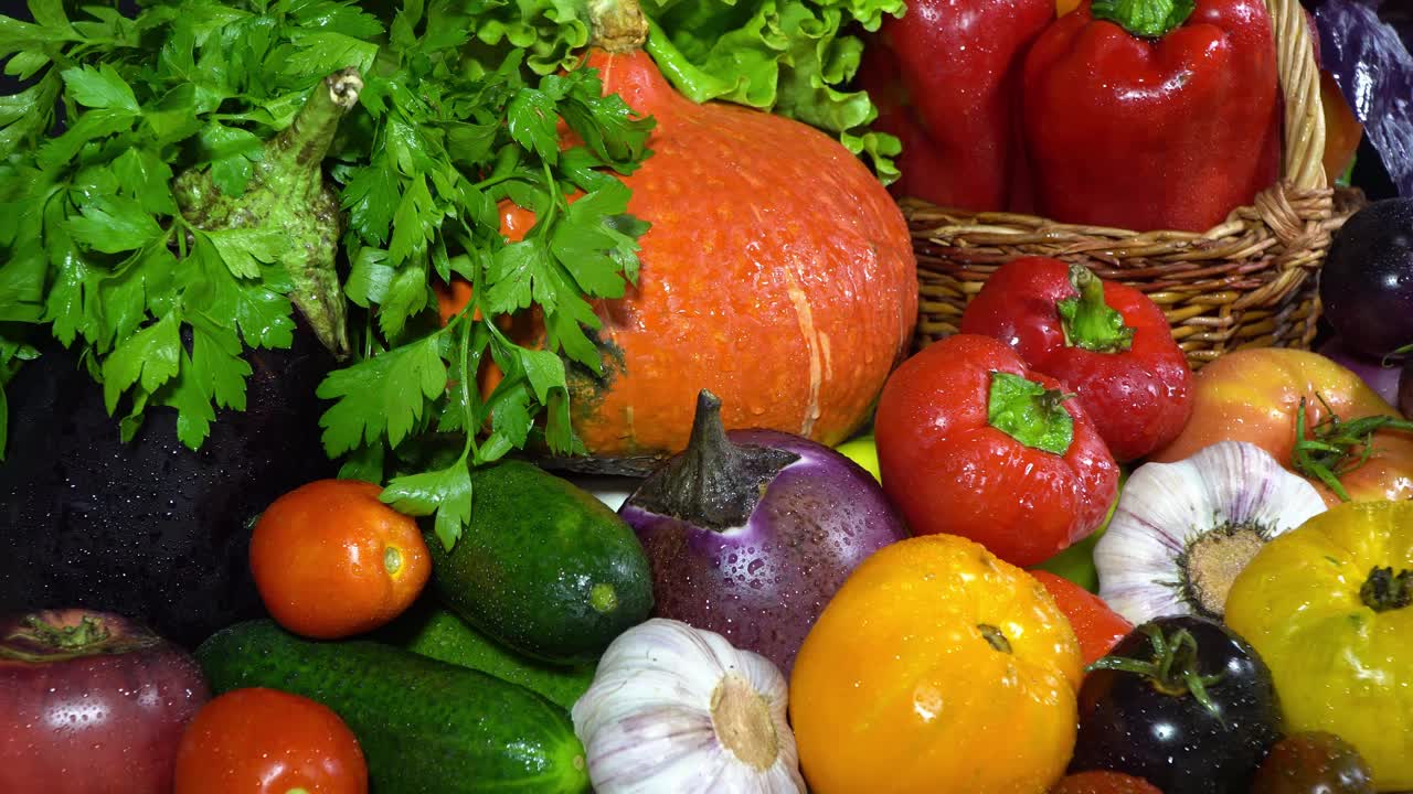 秋天的果实。素食健康食品，蔬菜:黄瓜、番茄、辣椒等，微距摄影视频素材