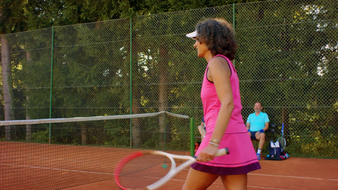 在外面的网球场上，两位女子打完单打后握手拥抱视频下载