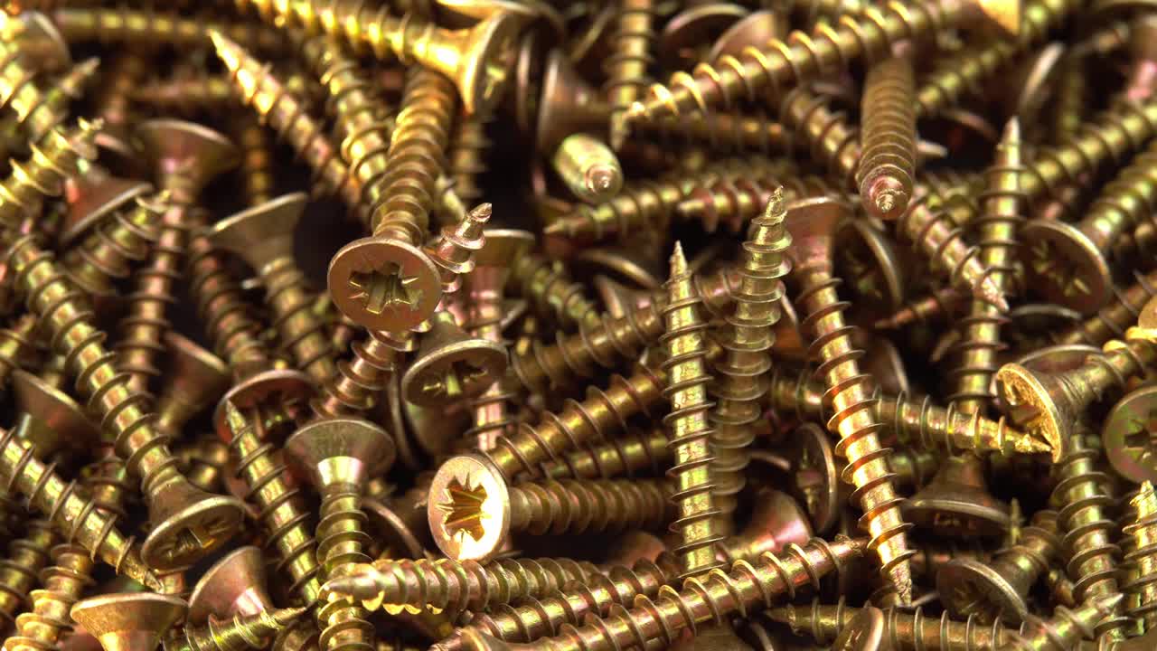 金螺丝或十字头螺丝落在旋转盒内，施工用自攻螺丝或螺栓视频下载